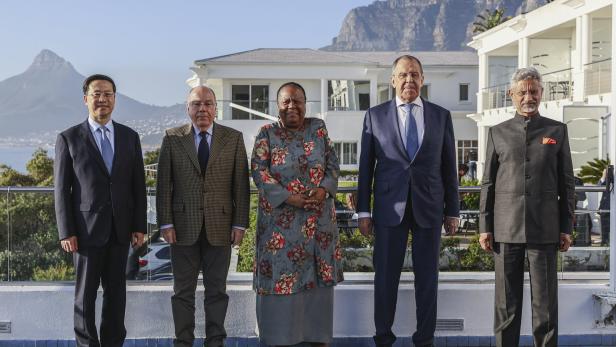 Die Gastgeberin, Südfarikas Außenministerin Naledi Pandor, und ihre vier BRICS-Amtskollegen aus China, Brasilien, Russland und Indien