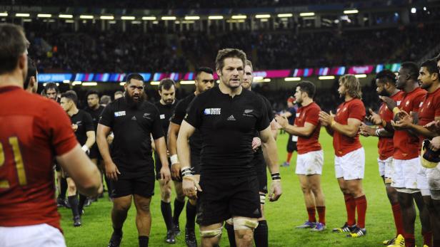 Applaus für die Besten: Richie McCaw und seine All Blacks verlassen das Feld, die Franzosen stehen Spalier.