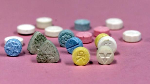 Ecstasy-Tabletten aus dem Bestand des Bundeskriminalamt (BKA) in Wiesbaden (Foto vom 05.10.00). Das BKA ist eine deutsche kriminalpolizeiliche Zentralstelle, die als Bundesbehoerde die Aufgabe hat, die Zusammenarbeit im Rahmen der nationalen wie internationalen Verbrecherbekaempfung sicherzustellen. Foto: Katja Lenz/ ddp *** Local Caption *** 00046567