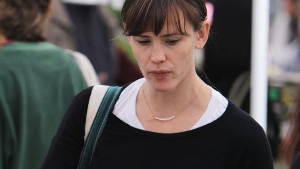 Jennifer Garner trägt eine Halskette mit Diamanten.
