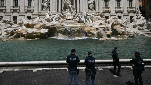 Frau badete im Trevi-Brunnen und ohrfeigte Polizisten