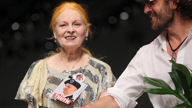 Vivienne Westwood mit einem Mann bei einer Veranstaltung.