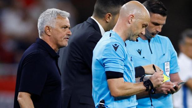 José Mourinho beobachtet einen Schiedsrichter, der eine gelbe Karte notiert.