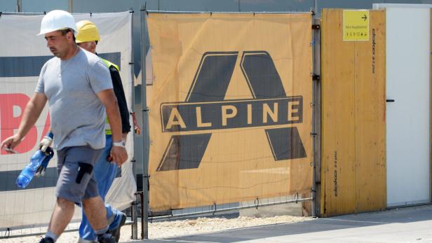 APA13299632-2 - 19062013 - WIEN - ÖSTERREICH: ZU APA 0240 SI - THEMENBILD - Illustration zum Thema &quot;Alpine&quot;: Bauarbeiter gehen an einem Absperrzaun an dem einem Logo des Baukonzerns Alpine hängt am Mittwoch, 19. Juni 2013, auf einer Baustelle in Wien vorbei. Die Alpine Bau GmbH hat einen Insolvenzantrag eingebracht. Die Pleite dürfte rund 2.000 Jobs kosten. APA-FOTO: HELMUT FOHRINGER