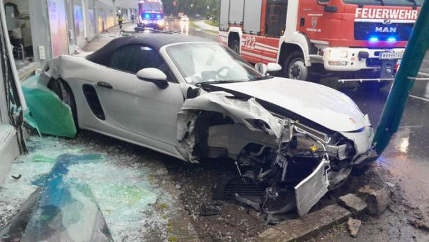 Porsche krachte im Bezirk Wiener Neustadt in Auslagenscheibe