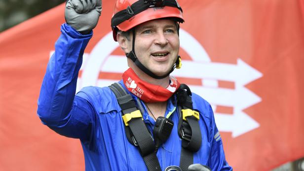 Hoch der 1. Mai: 2020 kletterte Andreas Babler auf den 89 Meter hohen Schlot der Semperit. Dazu erklang die Internationale