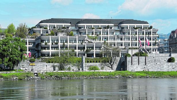 Das Neue Rathaus in Linz, gesehen vom Flussufer.