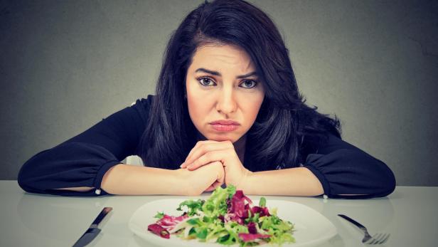 Frau schmeckt das Essen nicht