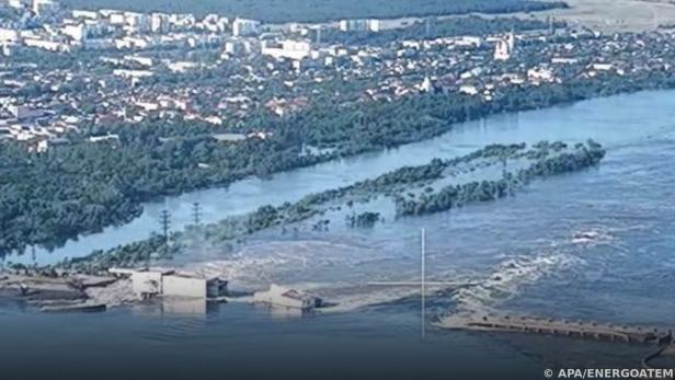 Gewaltige Überschwemmungen nach Zerstörung des Staudamms