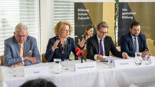 Pressekonferenz in St. Pölten mit Alfred Riedl, Christiane Teschl-Hofmeister, Martin Polaschek (v.li)