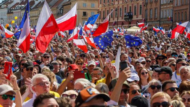 Opposition parties protest in Poland