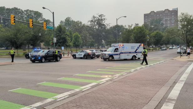 Nach einer Schießerei an einer High School in Virginia stehen Polizeiwagen und ein Krankenwagen bereit.