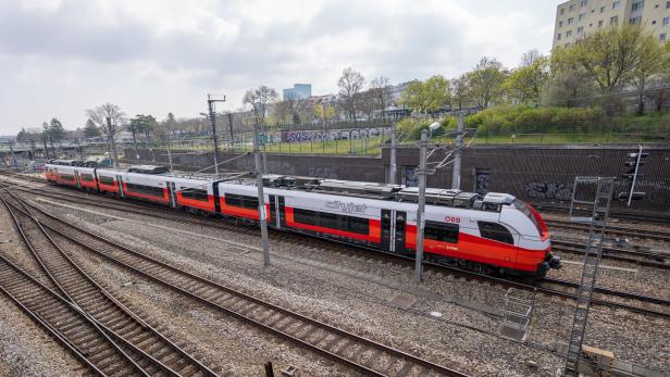 Ein Cityjet-Zug der ÖBB steht auf einem Gleis.
