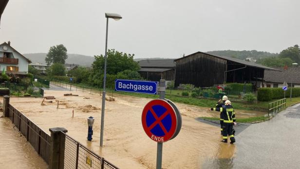 "Enorme Regenmengen": Feuerwehren im Dauereinsatz