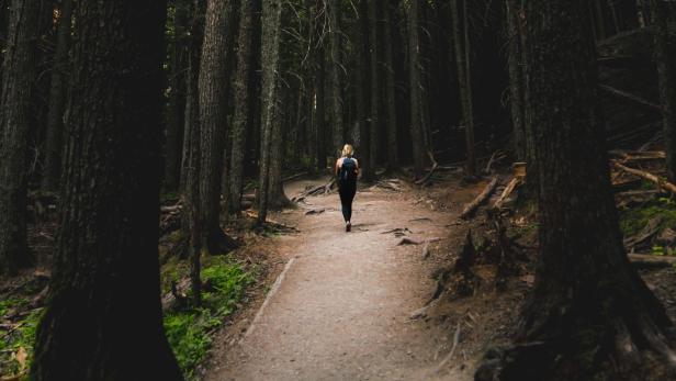 Frau im Wald
