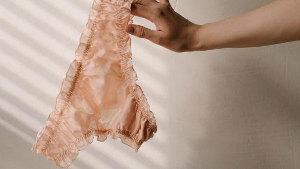 Eine Hand hält eine Unterhose