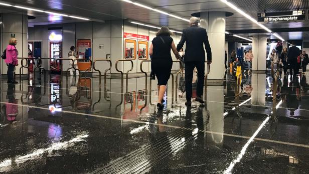 Starkregen: Mehrere U-Bahn-Stationen überschwemmt