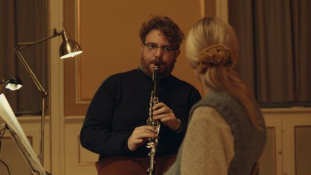 Frederik Cilius Jørgensen als Bo, zweiter Klarinettist in der gewitzten dänischen Arbeitsplatz-Dramedy „Das Orchester“