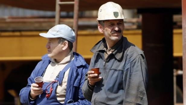 Workers at the Croatian shipyard &#039;&#039;3rd May&#039;&#039; enjoy a coffee break, in northern Adriatic port of Rijeka in this April 26, 2008 file photo . European Union candidate Croatia says it is ready to confront Brussels over the sale of its shipyards, even if it makes it impossible to conclude its accession talks this year. REUTERS/Nikola Solic/Files (CROATIA BUSINESS POLITICS)