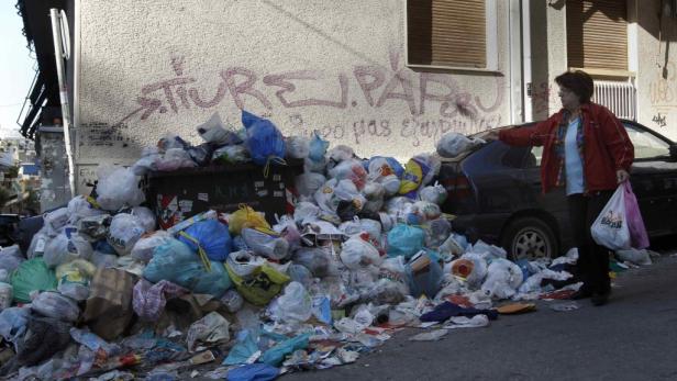 Die Müllarbeiter haben bereits zehn Tage gestreikt - deutlich sichtbar auf Athens Straßen.