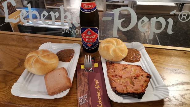 Leberkäse mit Semmel, Senf und einem „Linzer Bier“ bei Leberkas-Pepi.