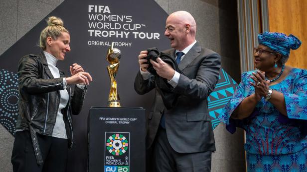 SWITZERLAND-TRADE-FBL-WOMEN-WC-2023 FIFA-Boss Infantino bei der Präsentation des Pokals