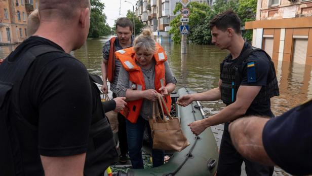 Helferin in Ukraine-Flutgebieten: "Evakuieren unter Artilleriefeuer"