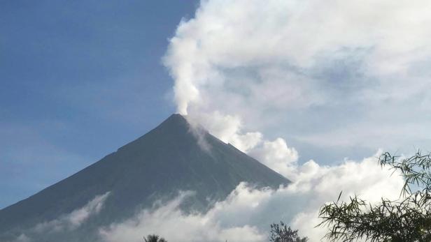 Der Vulkan Mayon auf den Philippinen stößt Rauch aus.