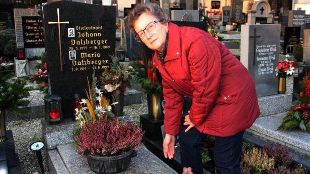 Amstettenerin Marianne Dieminger am bestohlenen Grab ihres Bruders
