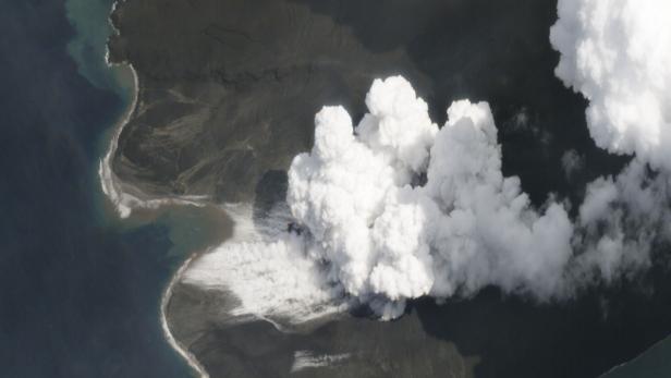 Der Vulkan Krakatau in Indonesien bricht aus.