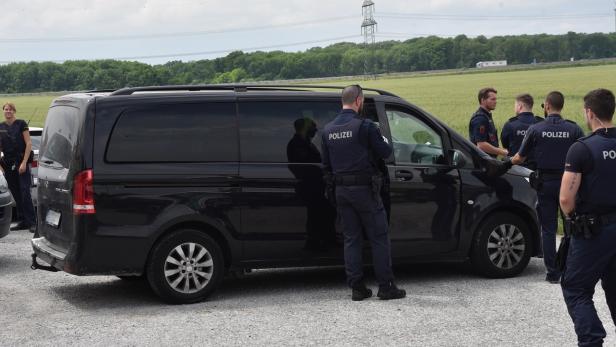 9 Kinder im Fahrzeug: Polizei stoppt Schleppertransport im Bezirk Baden