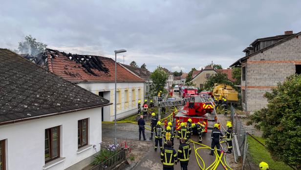 80 Feuerwehrleute bei Wohnhausbrand im Weinviertel im Einsatz
