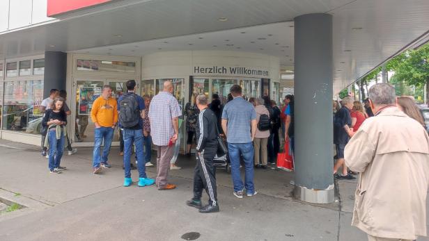 Kunden drängten durch die Drehtür bei Kika in Wien-Ottakring