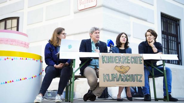 PK FRIDAYS FOR FUTURE "BERICHT ZUR UMSETZUNG DER ÖKOLOGISCHEN KINDERRECHTE IN ÖSTERREICH UND KLIMAKLAGE?: KÖNIG/SAX/KRÖMER/ÖHNER