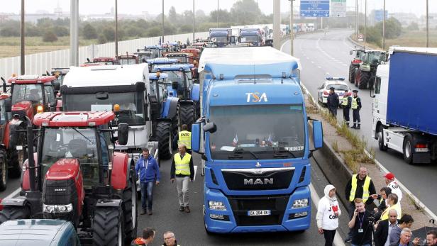 Am Montag hatten französische Lkw-Fahrer und Bauern die Zufahrtsstraßen von und nach Calais blockiert und die Schließung des Flüchtlingslagers gefordert.