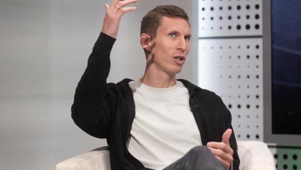 Florian Klein gestikuliert während eines Interviews.