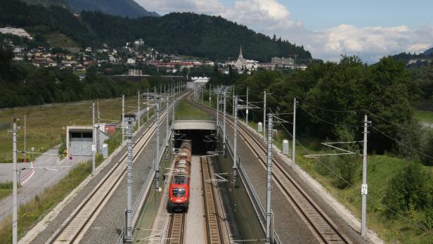 Umgestürzter Baum Führte Zur Sperre Der Bahnstrecke über Den Brenner