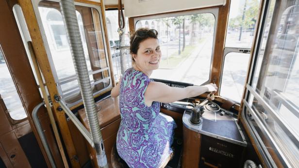 Sarah Wiener unternimmt eine Rundfahrt durch Wien in einer Oldtimer-Straßenbahn mit ihrer Mutter Lore Heuermann und Freundinnen. Wien, 20.06.2013