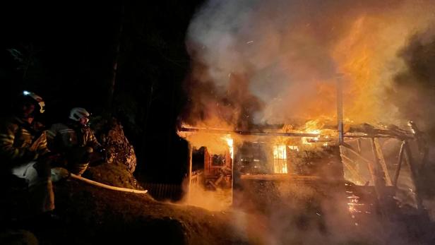 Tirol: Jagdhütte im Tiroler Unterland geriet in Vollbrand.