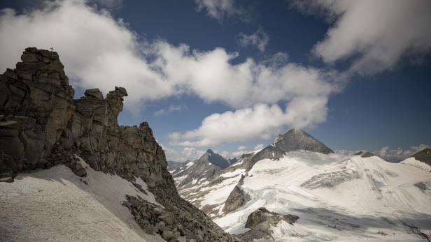 Schneebedeckte Berge unter einem bewölkten Himmel in Österreich.