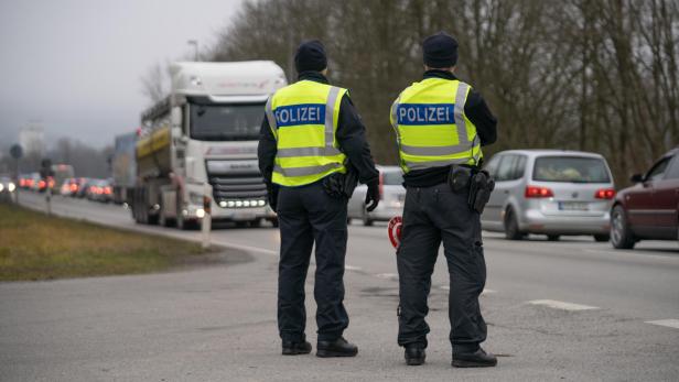 Stau an Grenze zu Österreich.
