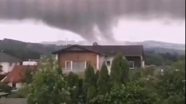 Spektakuläre Aufnahmen: Tornado-Verdacht in Niederösterreich