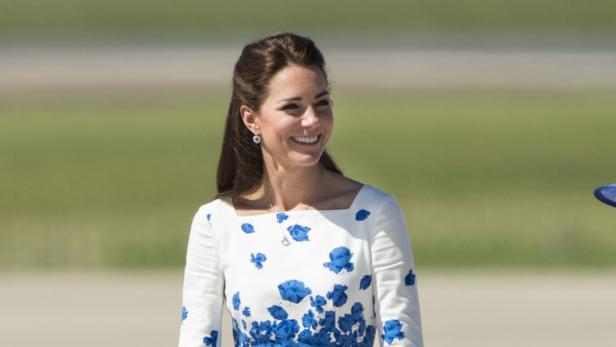 Drei Wochen lang reisten Kate und William durch Australien und Neuseeland. Dabei präsentierte sich die junge Mama wieder von ihrer besten Seite - in sommerlichen Kleidern, eleganten Kostümen und knalligen Farben. Wir haben die Looks der modeaffinen Herzogin aufgespürt.