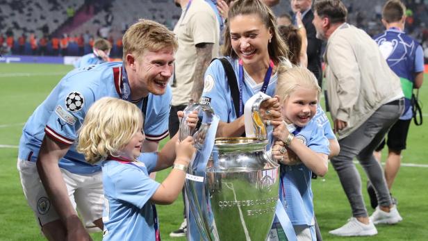 Kevin De Bruyne feiert mit seiner Familie den Gewinn der UEFA Champions League.