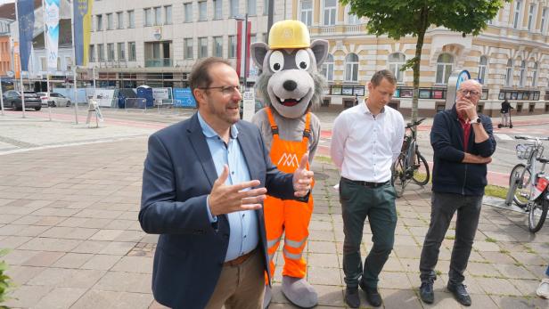 Vizebürgermeister Brandstetter (l.) mit „Wolfi“ und Baustellenverantwortlichen am Amstettner Hauptplatz.