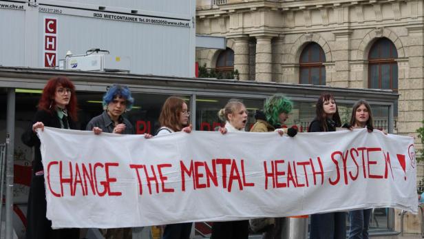 Change For The Youth setzte sich bei ihrer ersten Demo in Wien für eine Verbesserung des Gesundheitssystems ein. Insbesondere in Sachen mentaler Gesundheit sehen sie noch Aufholbedarf.