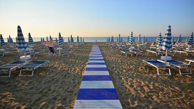 Early,Morning,On,The,Still,Deserted,Beach