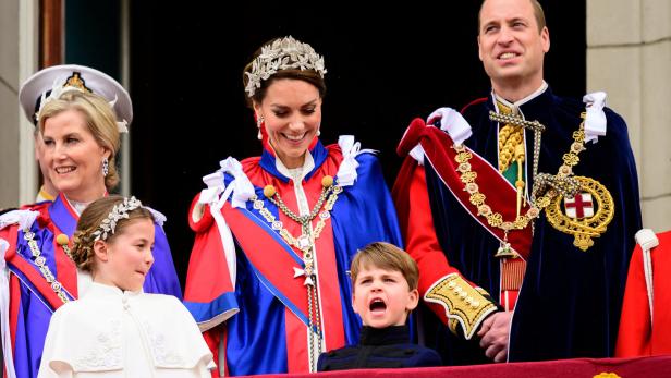 Herzogin Sophie, Prinzessin Kate und Prinz William mit Tochter Charlotte und Sohn Louis