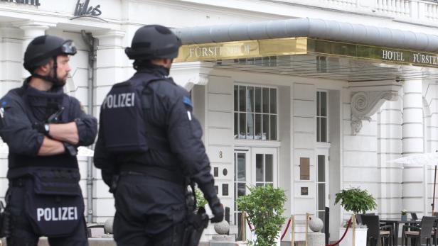 Zwei Polizisten stehen vor dem Hoteleingang des Fürstenhofs.