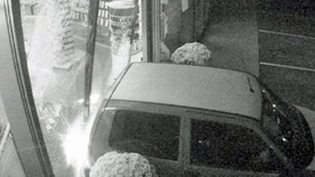 Ein Auto ist in ein Schaufenster gefahren.